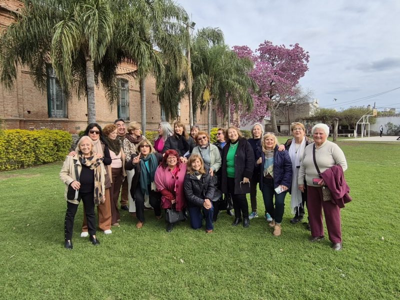 VISITA DE EGRESADAS Y DOCENTES DE DIFERENTES PROMOCIONES DEL NIVEL INICIAL Y PRIMARIO 1