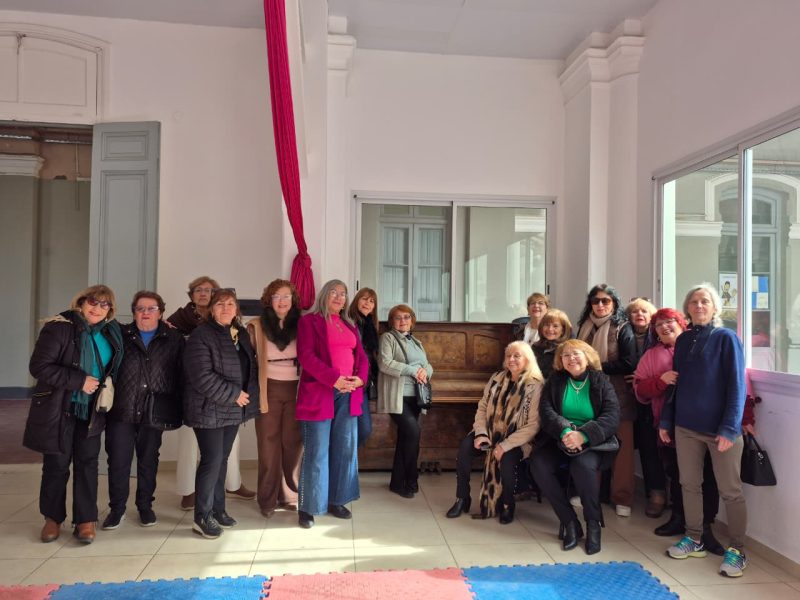 VISITA DE EGRESADAS Y DOCENTES DE DIFERENTES PROMOCIONES DEL NIVEL INICIAL Y PRIMARIO 2